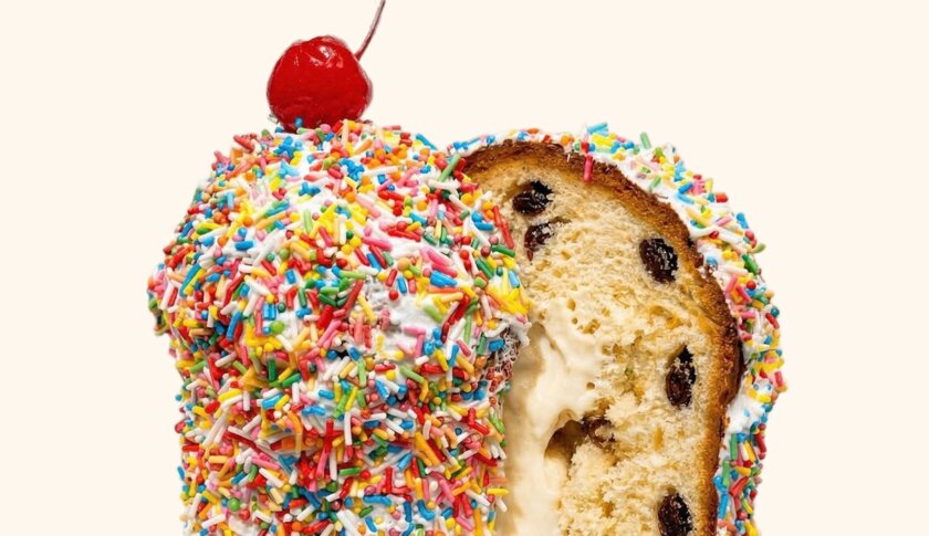 Кулич, полностью посыпанный цветными палочками, появился в продаже