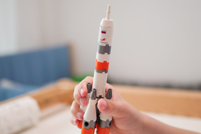 Вскрываем космическое Кидз-комбо с игрушками от «Вкусно — и точка». Изучаем конструктор