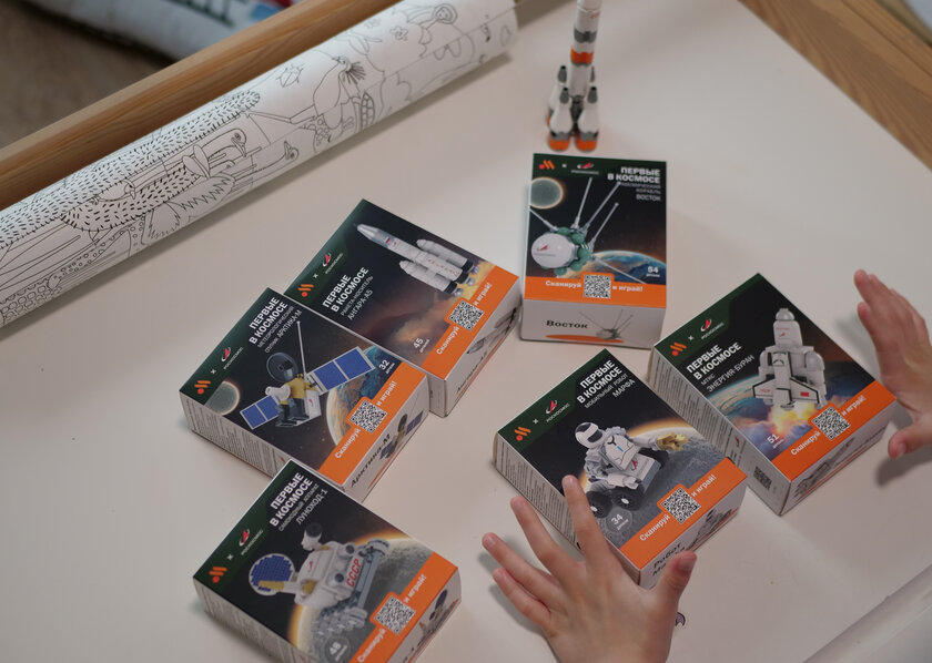 Вскрываем космическое Кидз-комбо с игрушками от «Вкусно — и точка». Изучаем конструктор