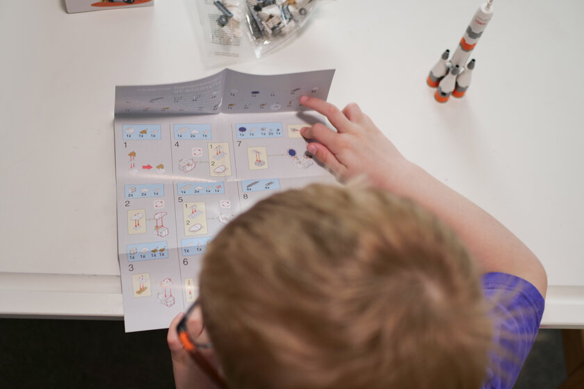 Вскрываем космическое Кидз-комбо с игрушками от «Вкусно — и точка». Изучаем конструктор