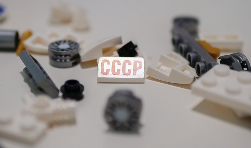 Вскрываем космическое Кидз-комбо с игрушками от «Вкусно — и точка». Изучаем конструктор