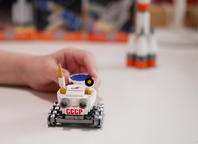 Вскрываем космическое Кидз-комбо с игрушками от «Вкусно — и точка». Изучаем конструктор