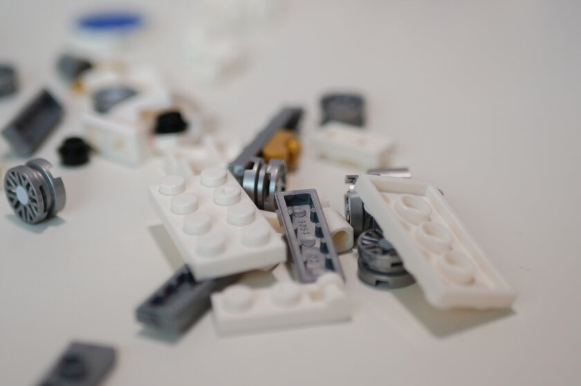 Вскрываем космическое Кидз-комбо с игрушками от «Вкусно — и точка». Изучаем конструктор