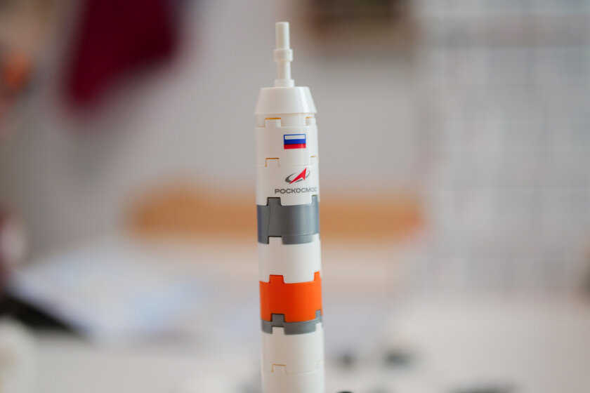 Вскрываем космическое Кидз-комбо с игрушками от «Вкусно — и точка». Изучаем конструктор