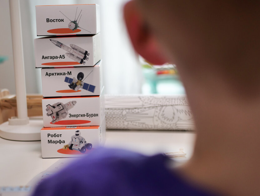 Вскрываем космическое Кидз-комбо с игрушками от «Вкусно — и точка». Изучаем конструктор