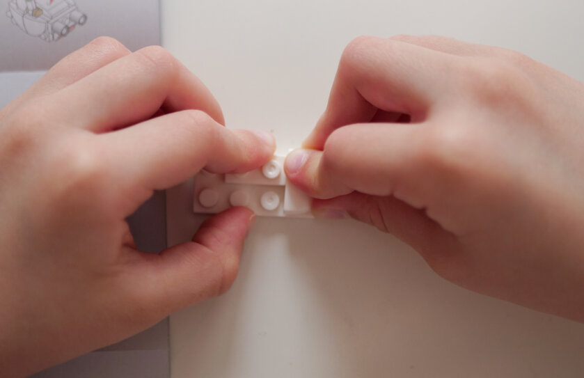 Вскрываем космическое Кидз-комбо с игрушками от «Вкусно — и точка». Изучаем конструктор