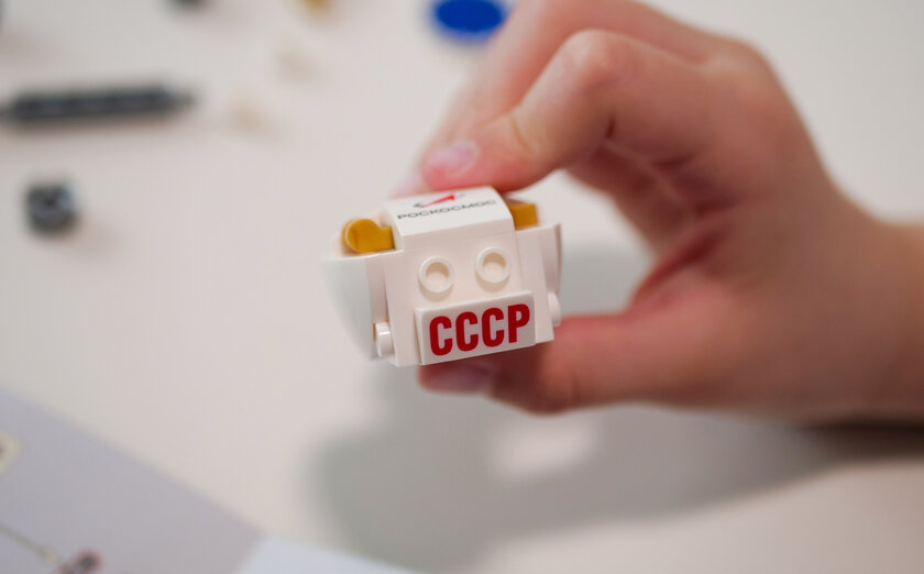 Вскрываем космическое Кидз-комбо с игрушками от «Вкусно — и точка». Изучаем конструктор