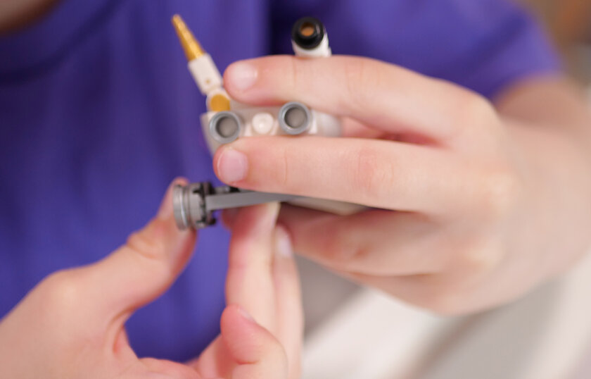 Вскрываем космическое Кидз-комбо с игрушками от «Вкусно — и точка». Изучаем конструктор