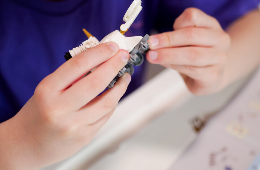 Вскрываем космическое Кидз-комбо с игрушками от «Вкусно — и точка». Изучаем конструктор