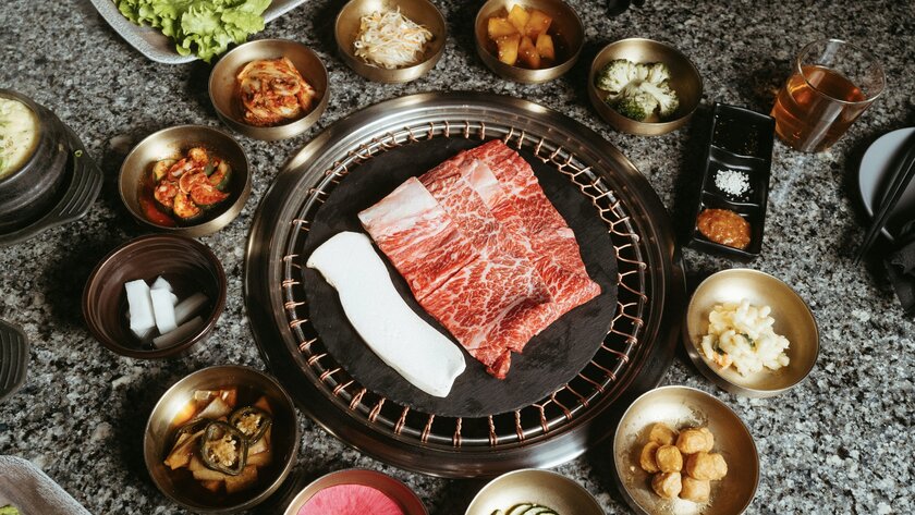 Нашли настоящий корейский ресторан, где сам готовишь барбекю