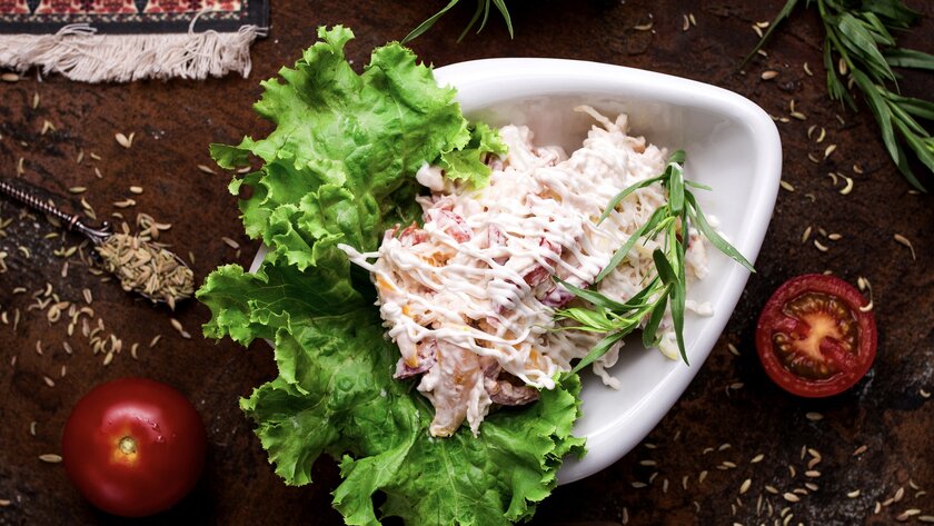 Рецепт слоеного салата с тунцом и крабовыми палочками