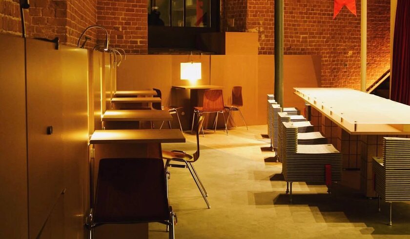 В Москве открылось кафе с читальней и кинотеатром