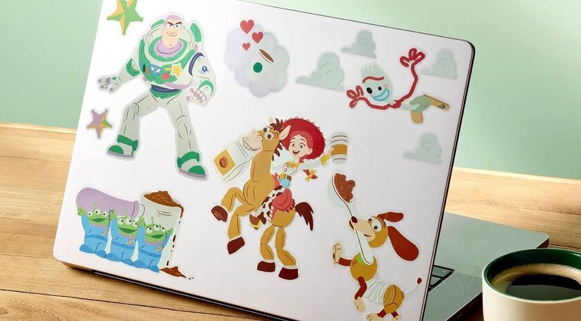 Starbucks дарит светящиеся наклейки по «Истории игрушек 5»