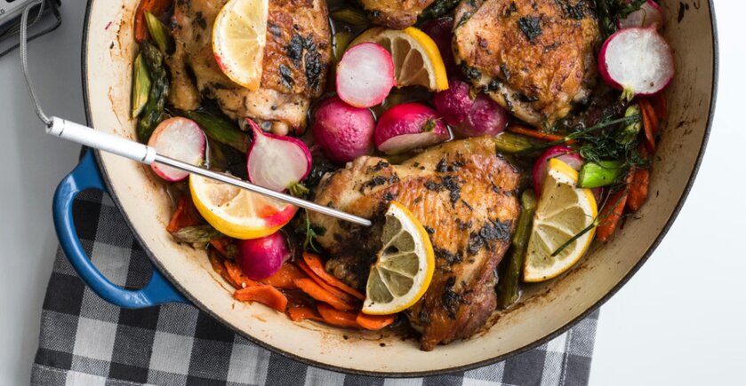 Рецепт куриных бёдер с запечённой в специях редькой