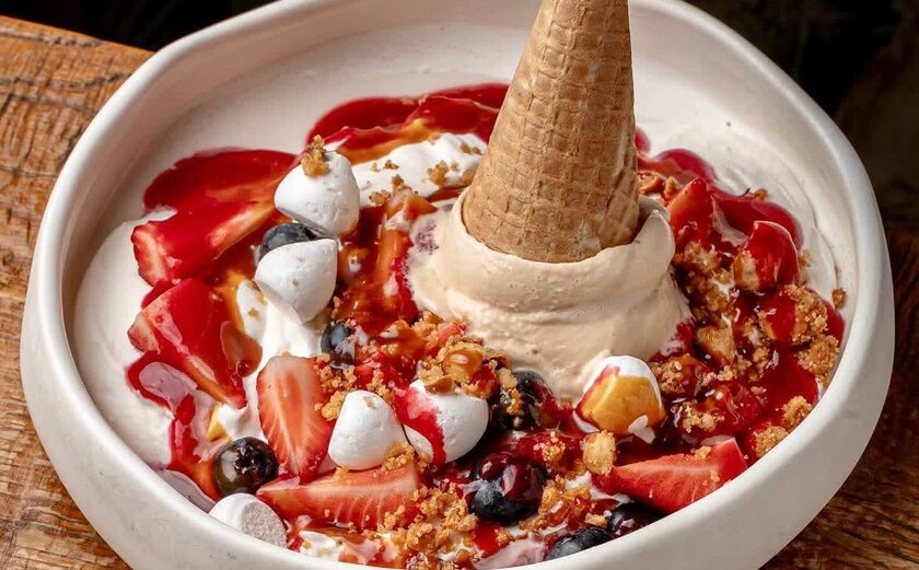 Московский ресторан выпустил десерт «Рождение Горыныча»