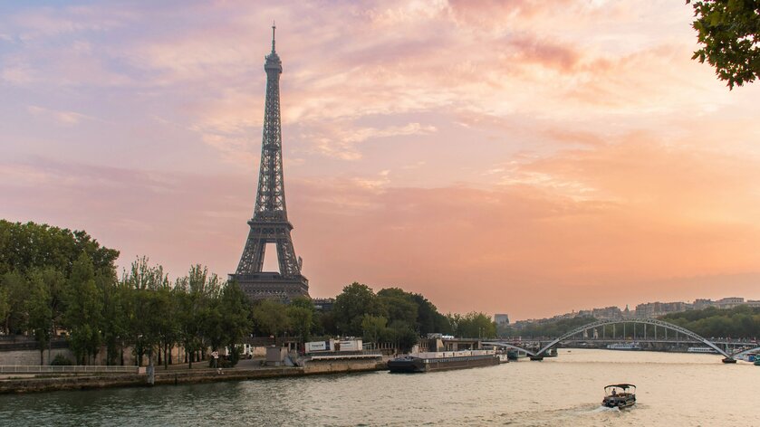 В Париже впервые с 1923 года разрешили купаться в Сене