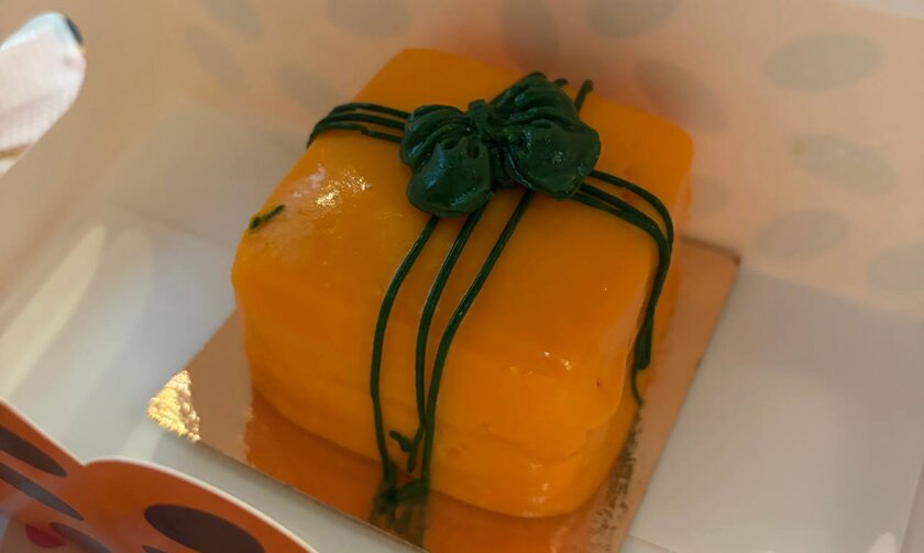 Попробовали пирожное-подарок от «Вкусно — и точка»