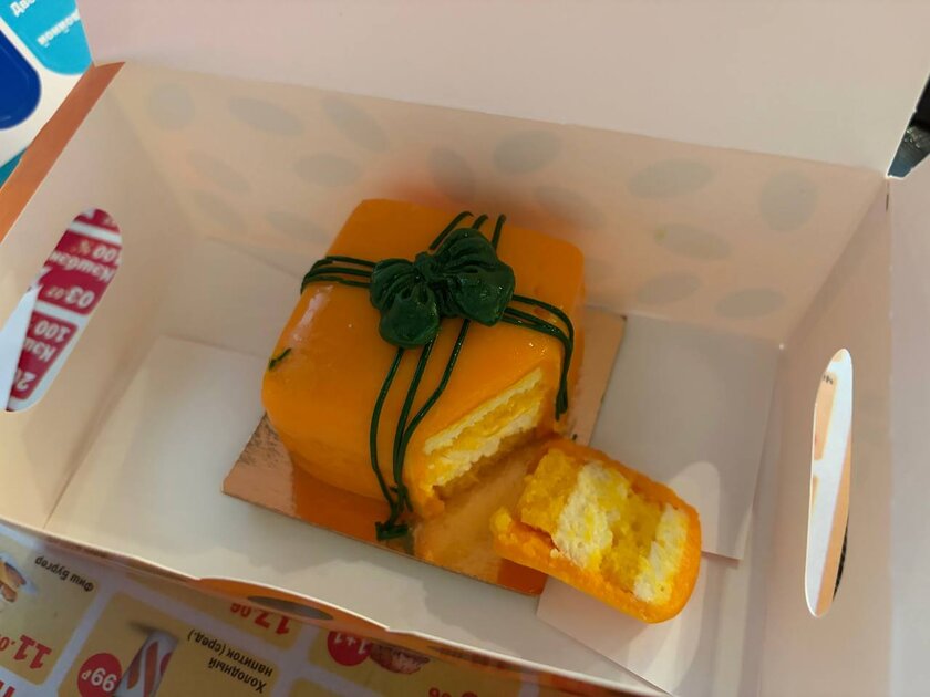 Попробовали пирожное-подарок от «Вкусно — и точка»