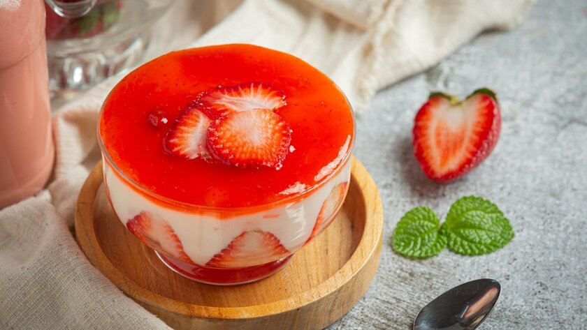 Как приготовить кефирное желе с клубникой
