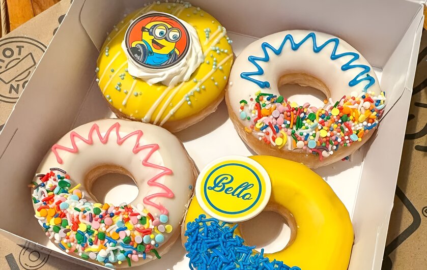 Миньоны поселились на праздничных пончиках Krispy Kreme