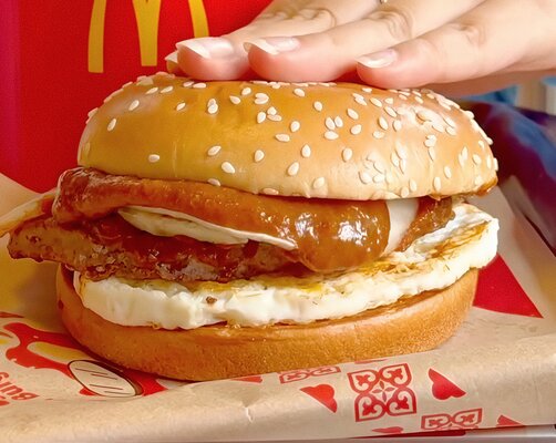 McDonald's залил бургеры соусом карри