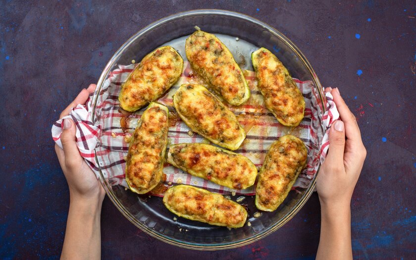Несложный рецепт баклажанов с помидорами и сыром