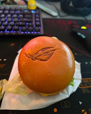 KFC и ASUS ROG представили брендовые кейкапы