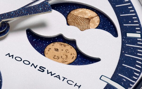 OMEGA и Swatch анонсировали лимитированную серию часов Mission to Earthphase MoonSwatch