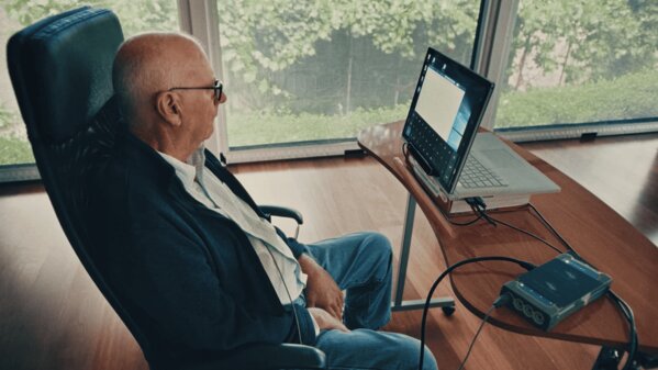 Нейроимплант позволил мужчине управлять iPad силой мысли